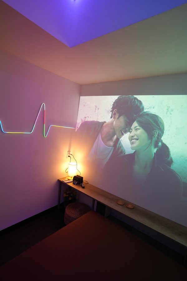 Cặp đôi cười hạnh phúc xem phim trên màn hình 120 inch