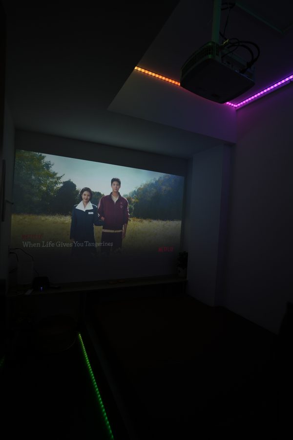 Cặp đôi xem phim Netflix trên màn hình 120 inch